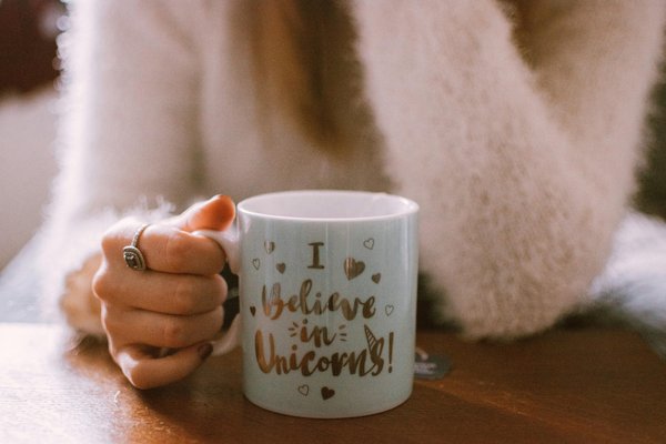 Le mug connasse en porcelaine française : quand l'artisanat rencontre l'humour assumé